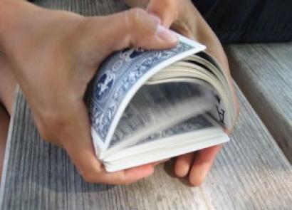 카드를 아름답게 섞는 법을 배우는 방법: 비밀 공개 한 손으로 덱을 섞는 방법